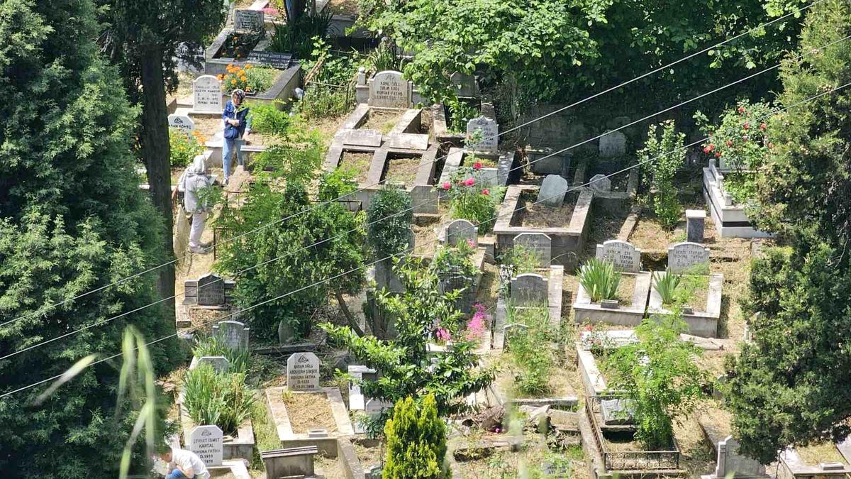Zonguldak'ta arefe günü mezarlıkta ziyaretçi yoğunluğu