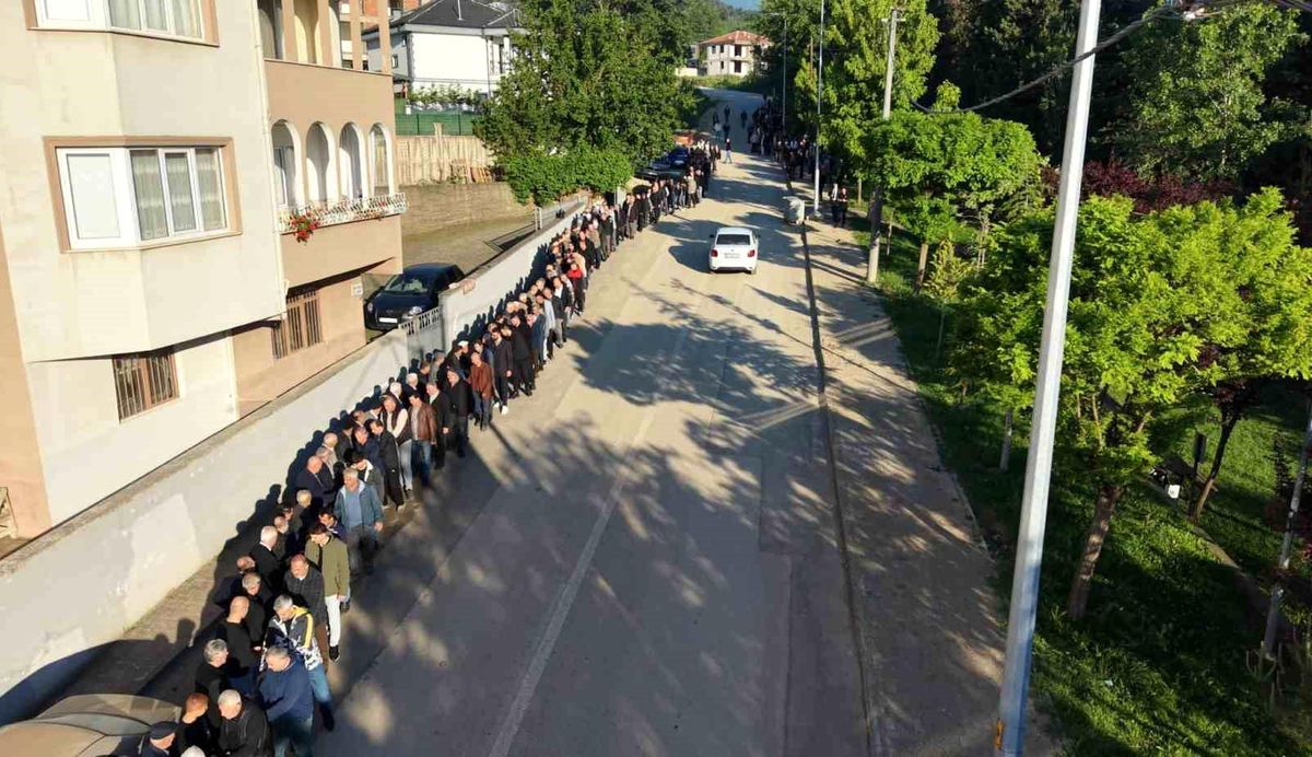 60 yıldır süren gelenek: Bayramlaşmada 1 kilometrelik kuyruk oluştu