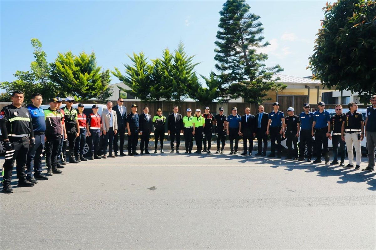 Alanya Kaymakamı Şakir Öner Öztürk, trafik denetiminde sürücülerle bayramlaştı