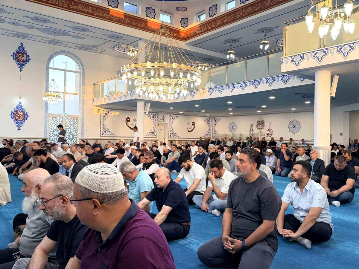 Almanya'da Müslümanlar, bayram namazı için Brühl Camii'ne akın etti