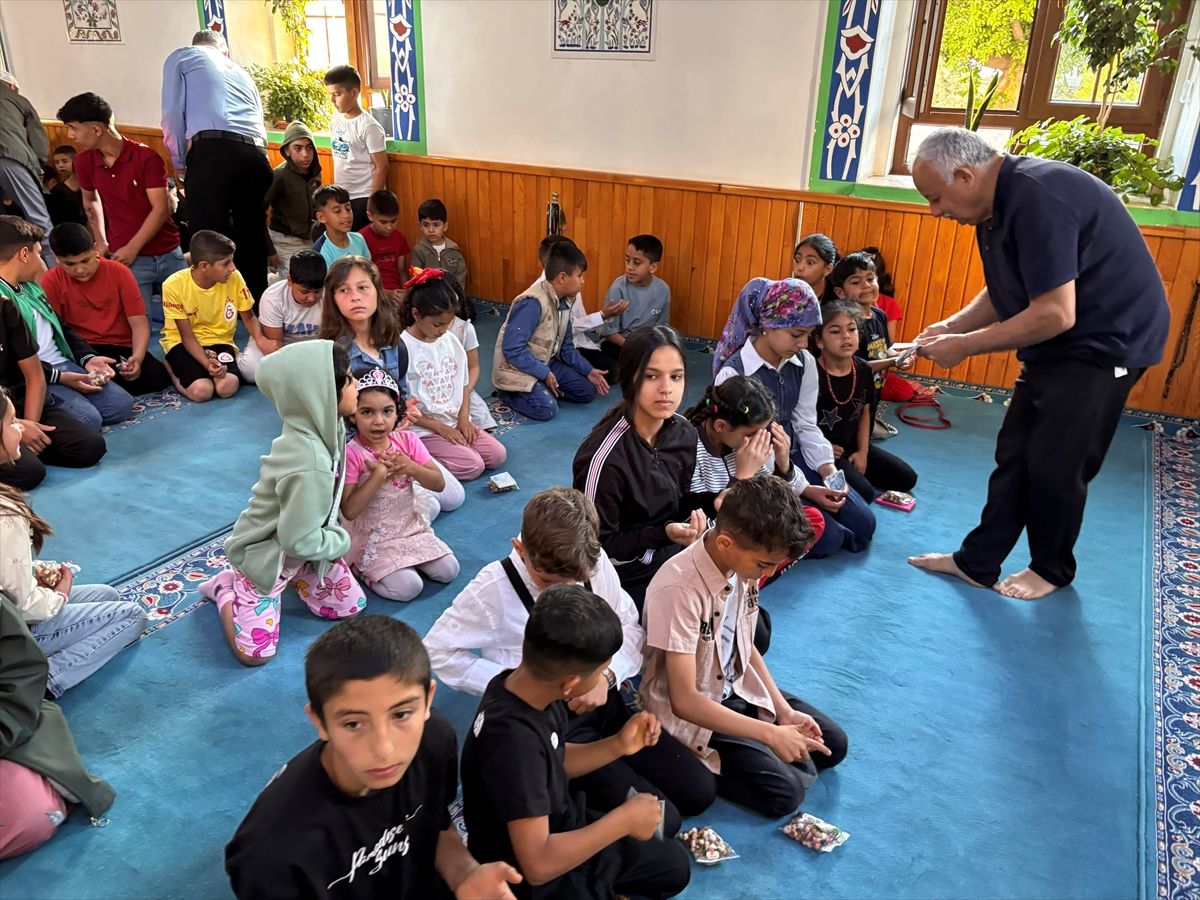 Antalya'da çocuklara harçlık ve çerez dağıtma geleneği bu yıl da sürdürüldü