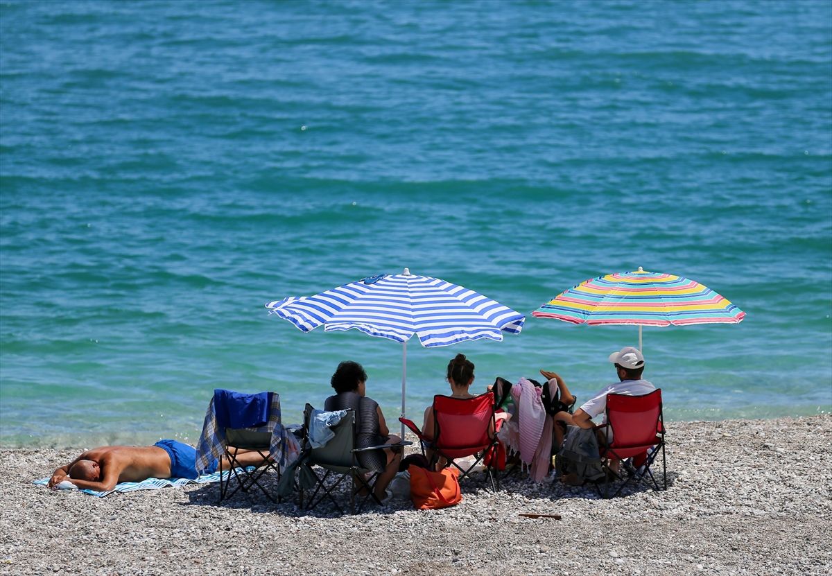 Antalya sahillerinde Kurban Bayramı'nın ilk gününde yoğunluk yaşanıyor
