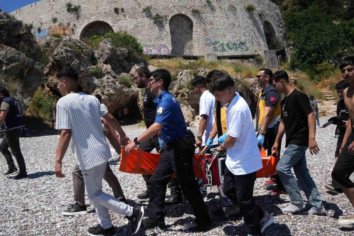 Arkadaşını kurtarmak isterken boğulma tehlikesi geçiren çocuk hastanelik oldu