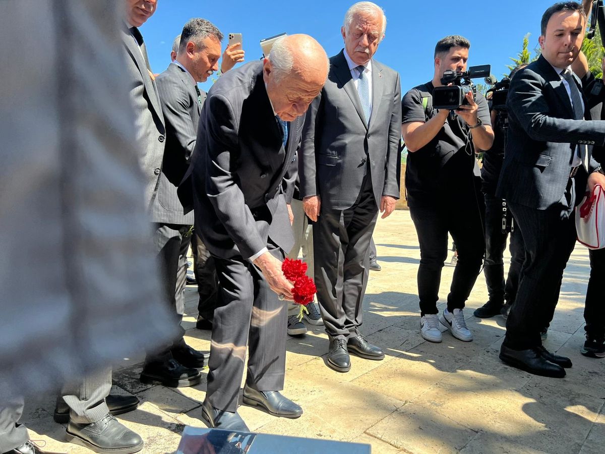 Bahçeli, Ülkücü Şehitler Anıtı’nı Ziyaret Etti: ‘Bir Ölsek de Bin Dirileceğiz’