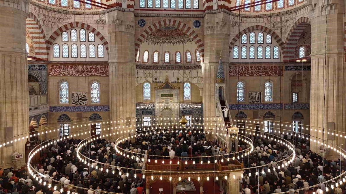 Bakan Güler Selimiye Camii'nde vatandaşlarla bayramlaştı