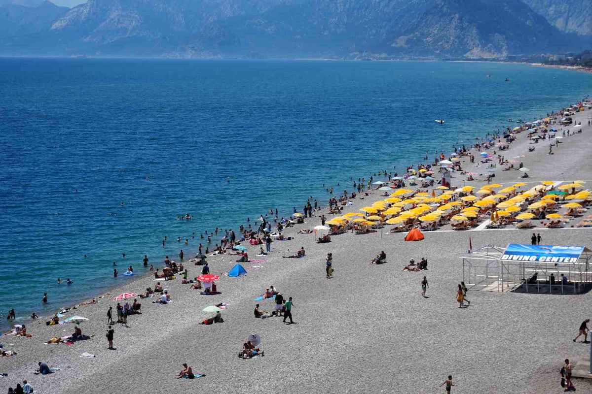 Bayramın ilk gününde tatilciler Antalya sahillerine akın etti