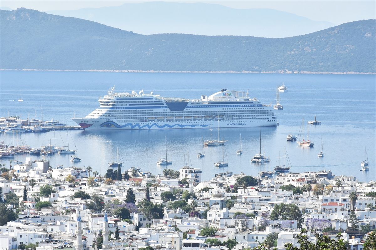 Bodrum'a 'AIDAblu' kruvaziyeriyle 2 bin 377 yolcu geldi