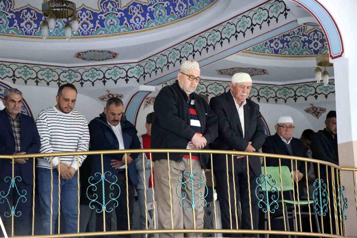 Bolu'da bayram namazında camiler doldu taştı