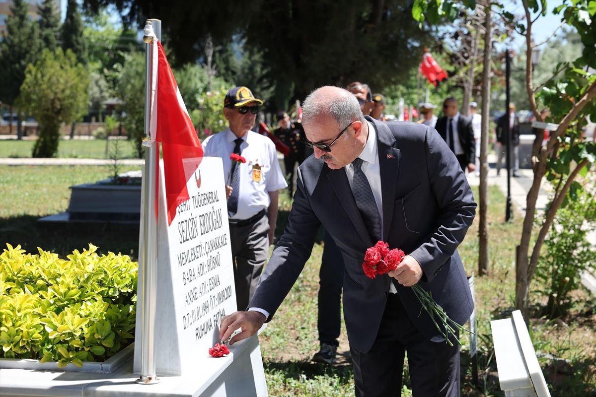 Vali Toraman ve Protokol Şehitliği Ziyaret Etti