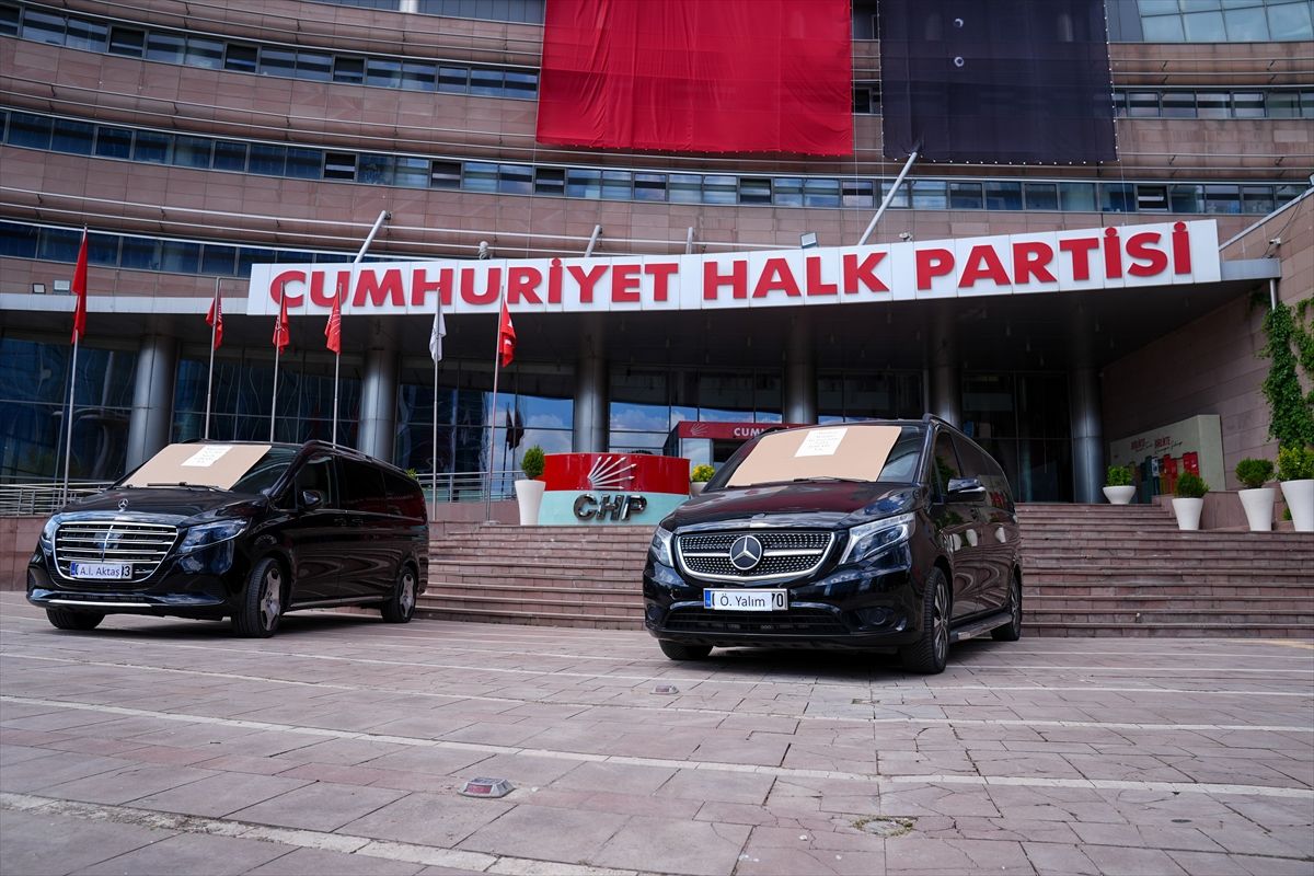 CHP'de iki lüks minibüs satışa çıkarıldı