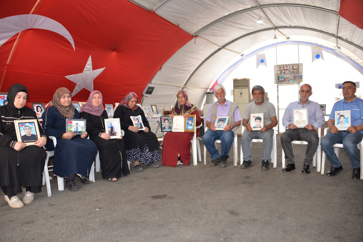 Diyarbakır'da evlat nöbetini sürdüren aileler, 14'üncü bayrama da buruk girdi