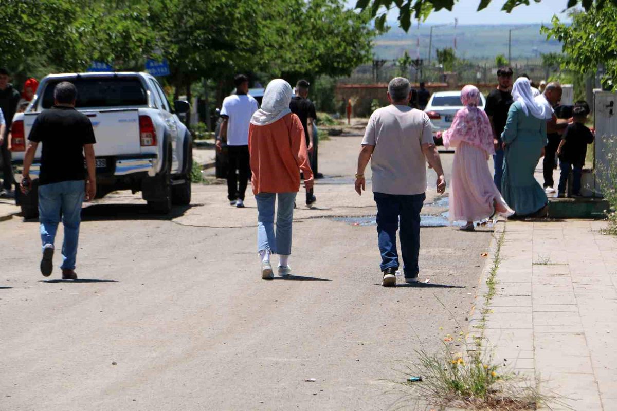 Diyarbakır'da Kurban Bayramı'nın ilk gününde mezarlıklar doldu taştı