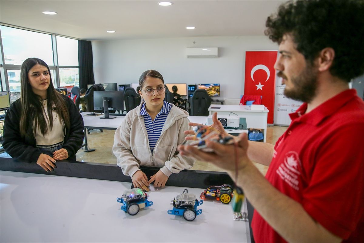 Diyarbakır'da robotik kodlama atölyesiyle öğrenciler teknolojiye yönlendiriliyor