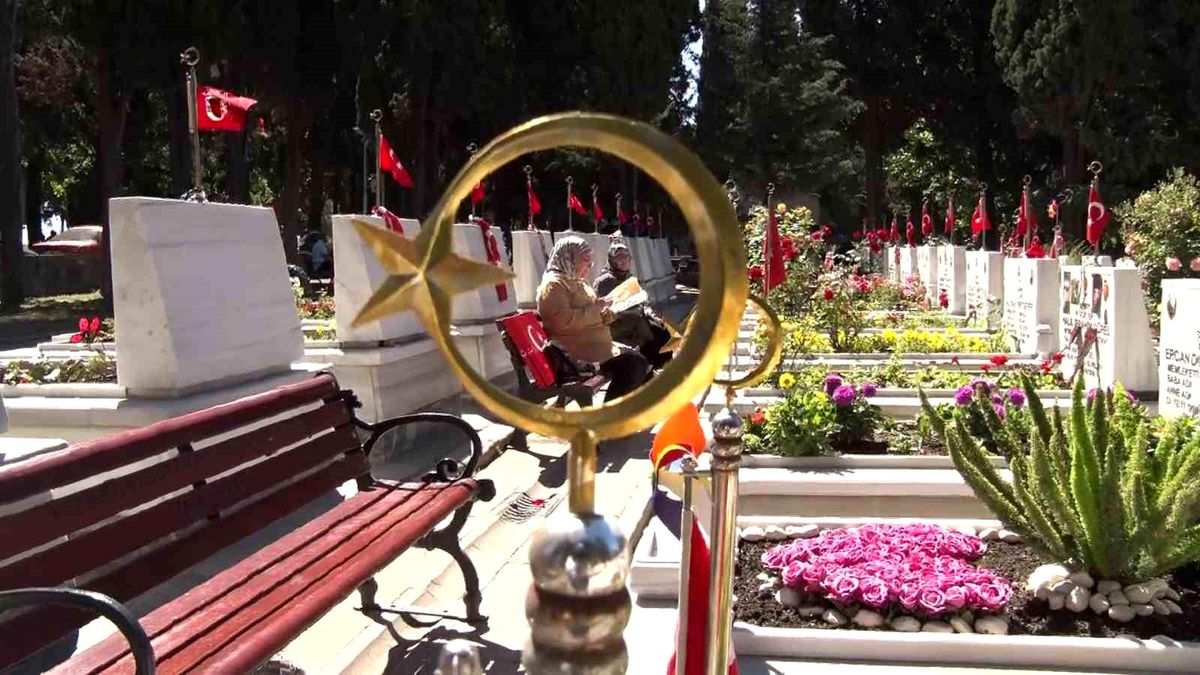 Bayramın ilk gününde şehitlik ziyareti
