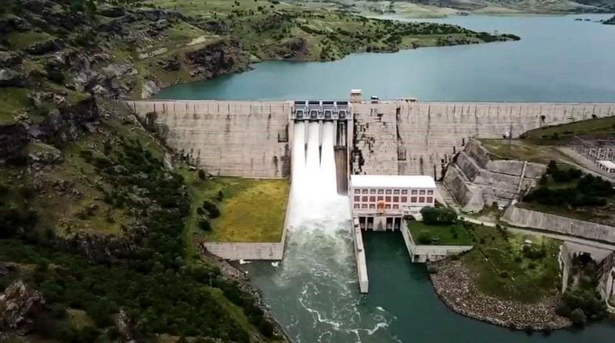 Elazığ'da bir barajın daha kapakları açıldı