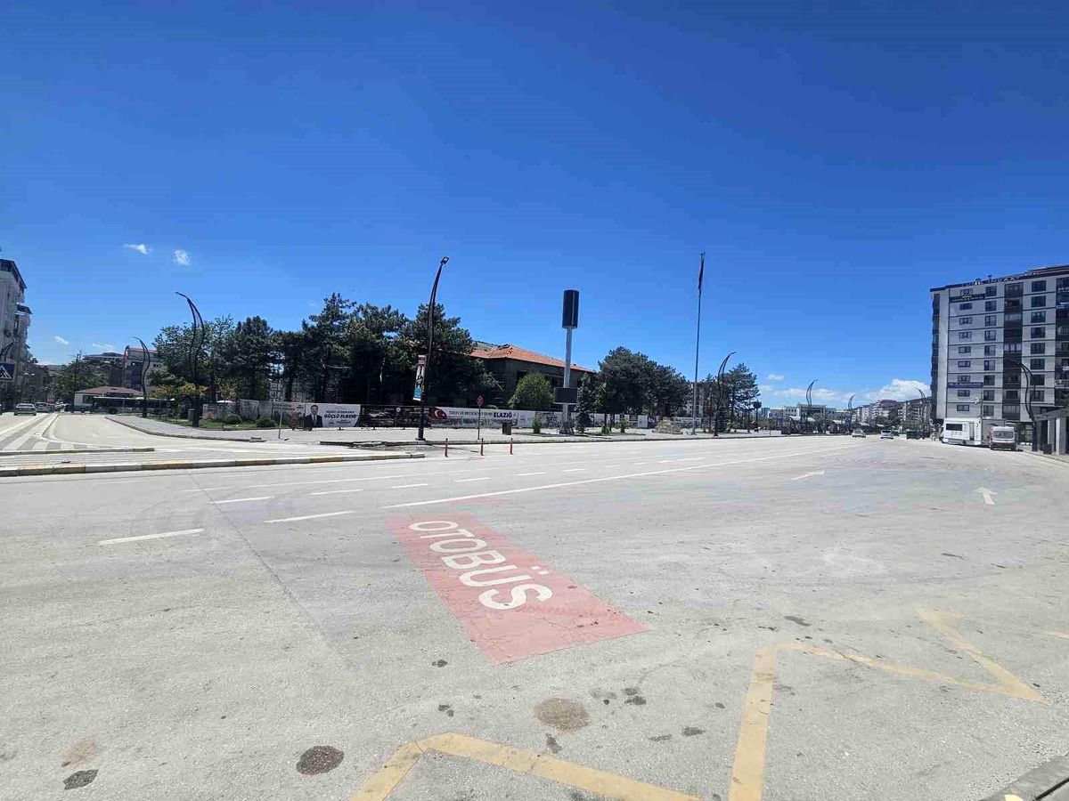 Elazığ'da cadde ve sokaklar boş kaldı