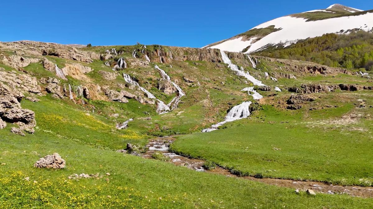 Erzincan'da 2 bin metre rakımda saklı kalan Konarlı Şelalesi