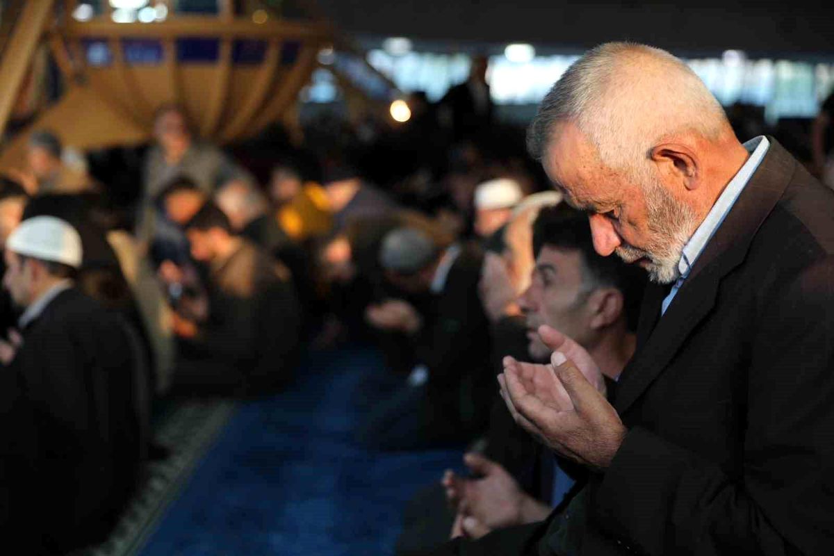 Erzincan'da vatandaşlar bayram namazı için camilere akın etti
