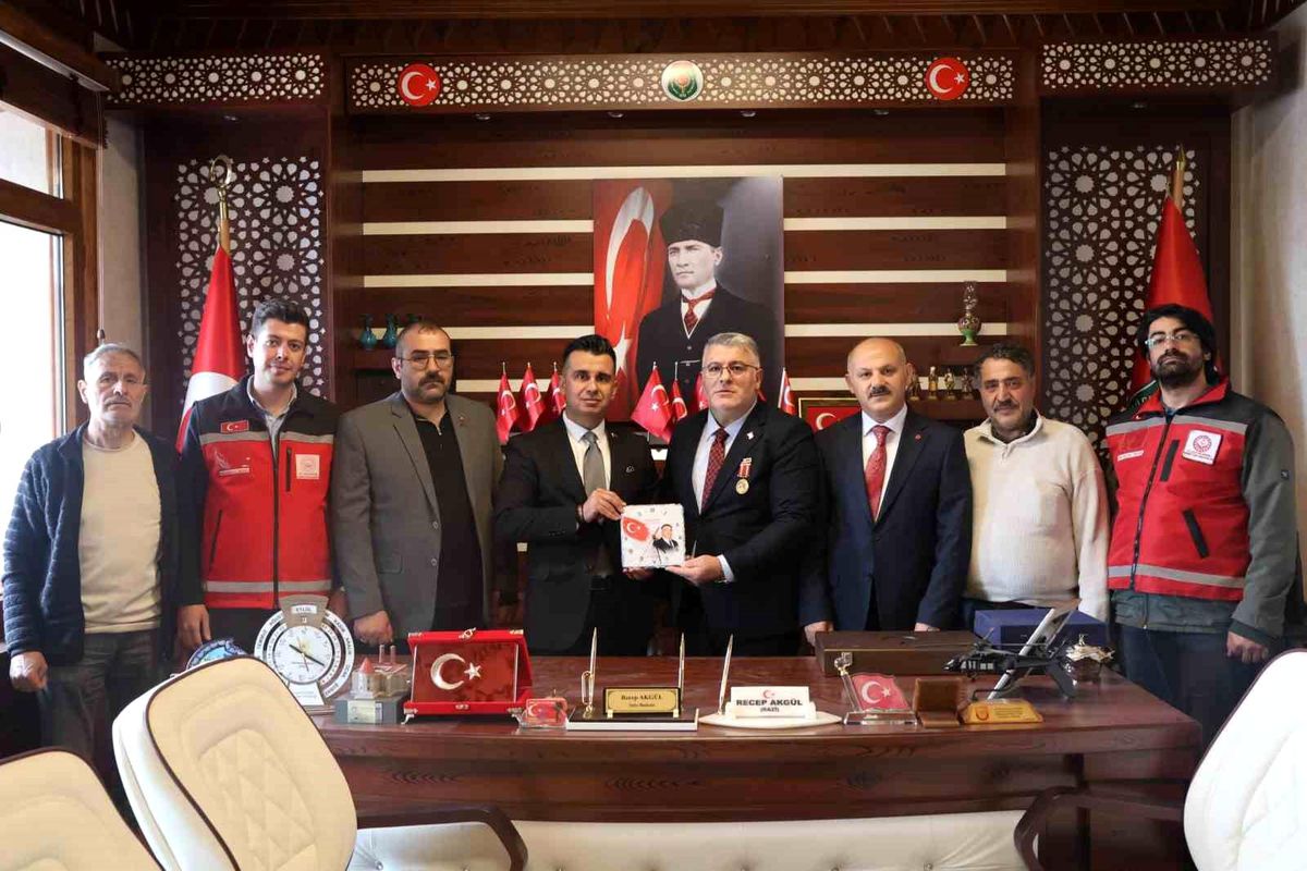 Bakan Yardımcısı Tarıkdaroğlu, şehit aileleri ve gazilerle bayramlaştı