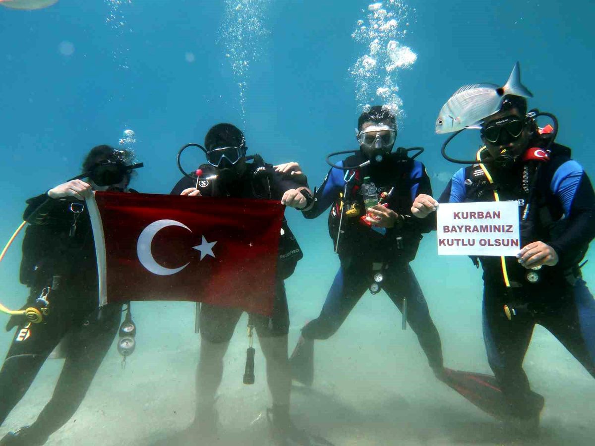 Fethiye'de dalgıçlardan 'ıslak' bayram kutlaması