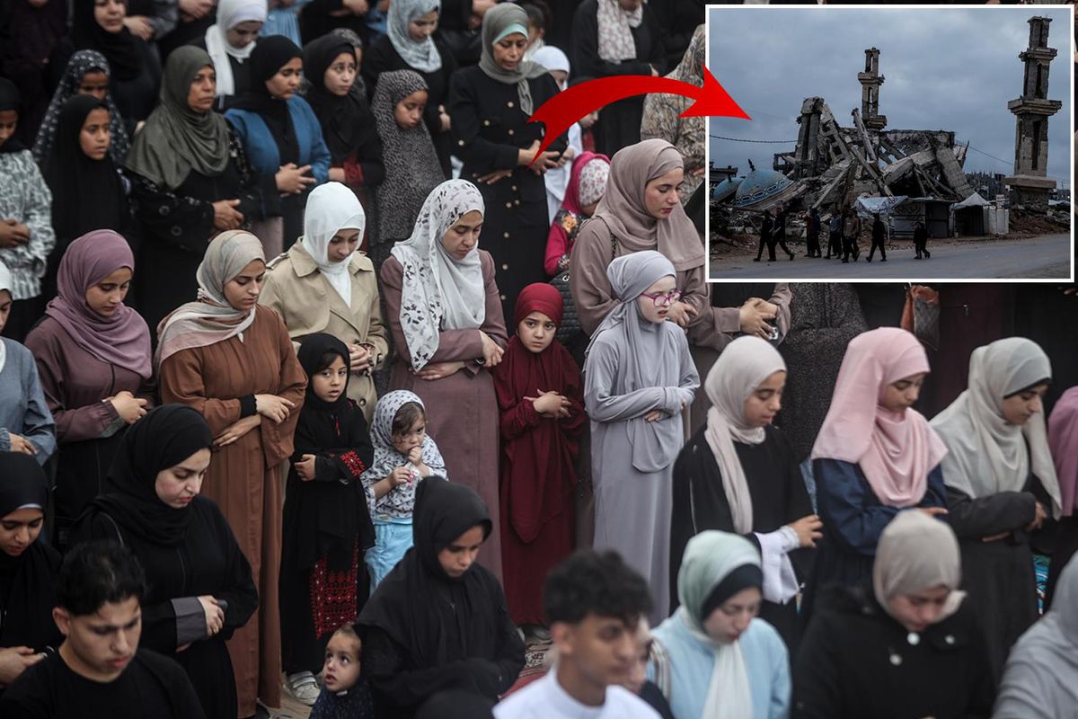 Gazze'de bayram namazı yıkılan camilerin enkazında kılındı