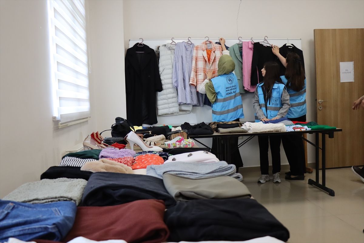 Gençler kullanmadıkları kıyafetleri 'dolaptan' arkadaşları için bağışlıyor