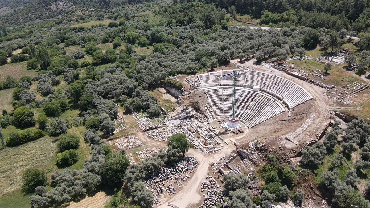 'Gladyatörler şehri' Stratonikeia, bayram tatilinde de ziyaretçilerini tarihi yolculuğa çıkarıyor