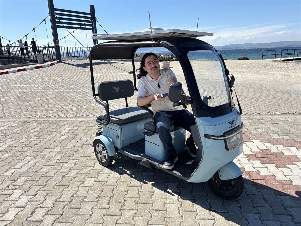 Güneş paneli taktığı elektrikli motosikletle 'ücretsiz' yolculuk yapıyor