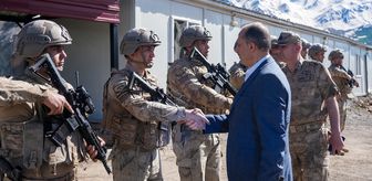 Hakkari Valisi Taşyapan güvenlik güçleriyle bayramlaştı