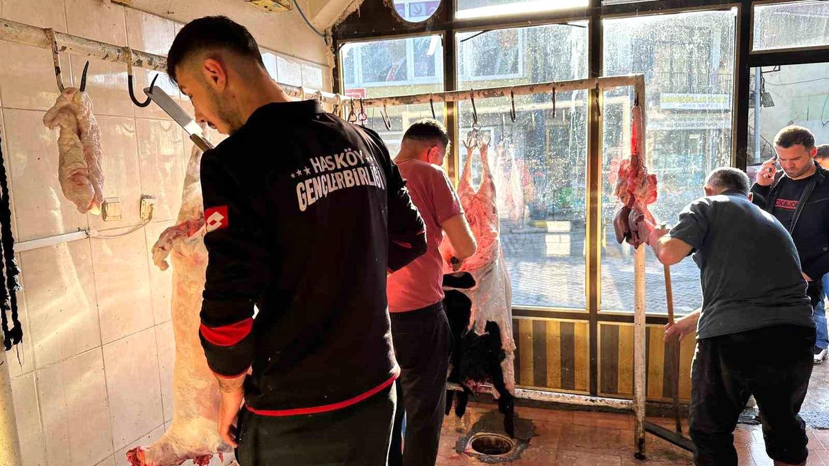 Hasköy'de bayram namazının ardından kurban kesimi başladı