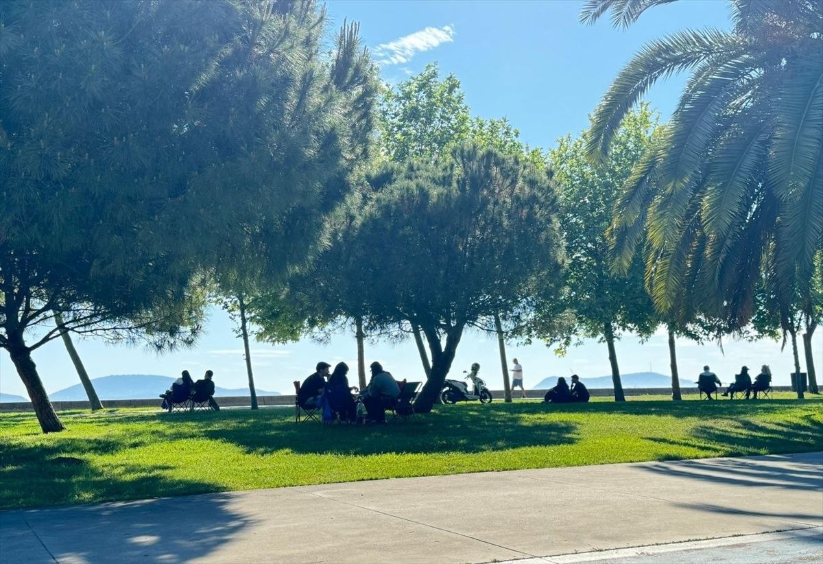 İstanbul'da bayramın ilk gününde vatandaşlar sahillerde ve millet bahçelerinde vakit geçirdi