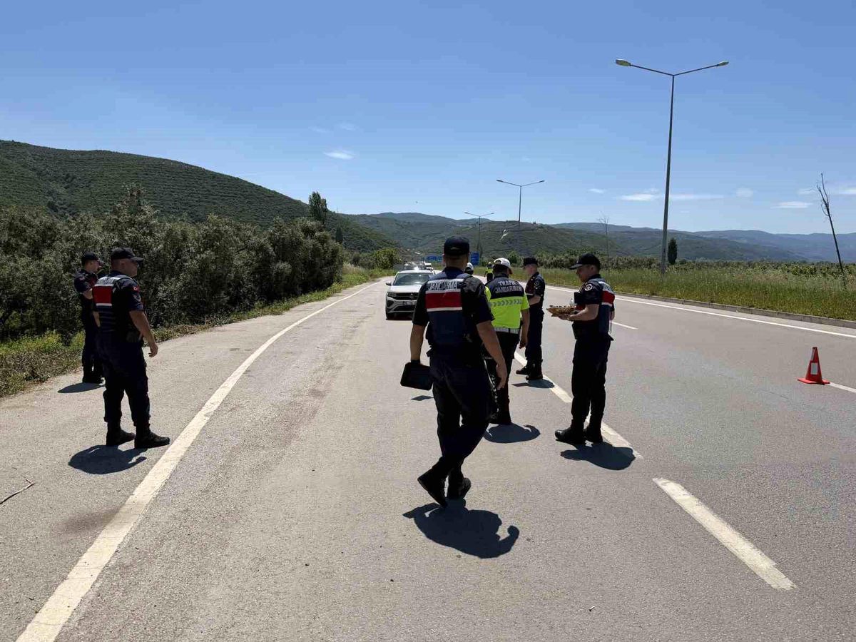 Jandarmadan durdurduğu sürücülere ceza yerine çikolata