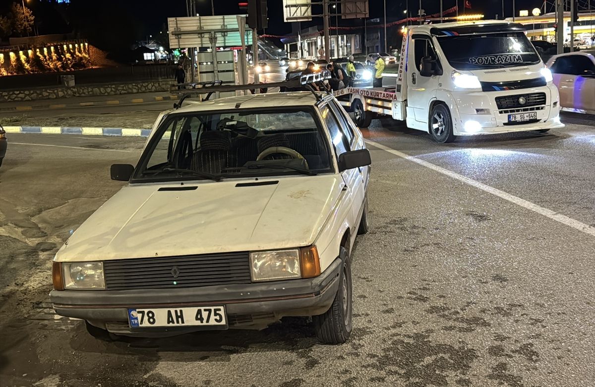 Karabük'te iki otomobilin çarpıştığı kazada 3 kişi yaralandı
