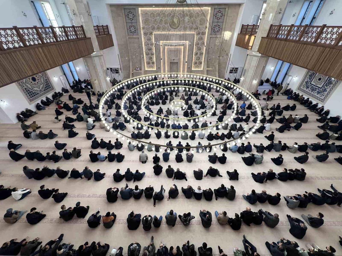 Kars'ta bayram namazında camiler doldu taştı