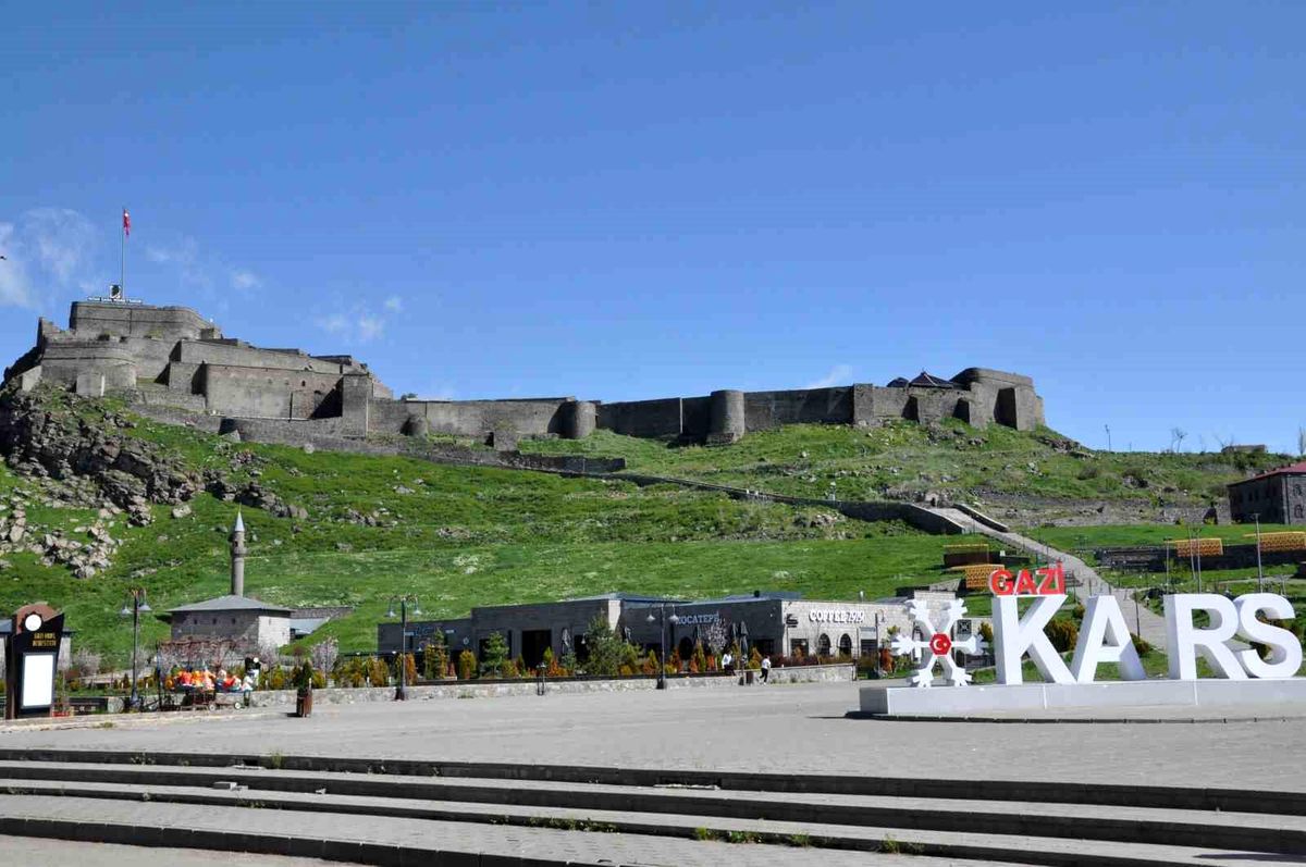 Kars'ta bayram sessizliği: Kentin en işlek noktaları boş kaldı