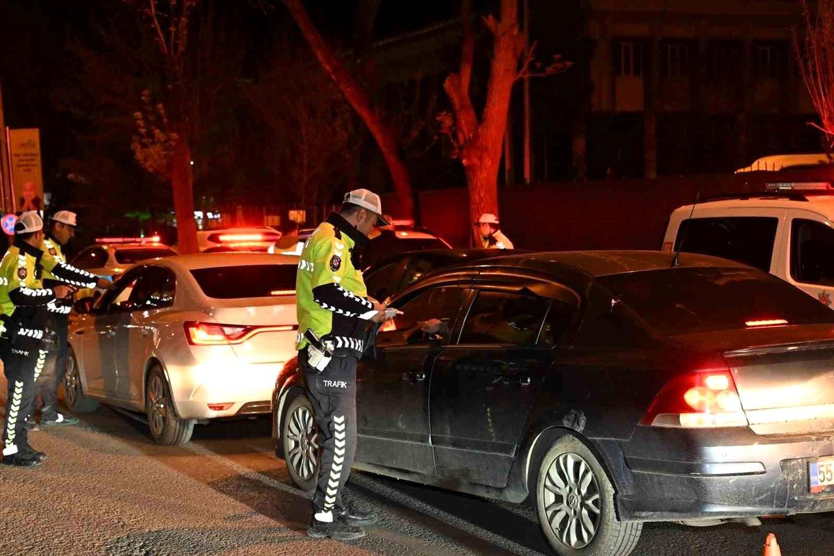 Kars'ta Bayram trafiğinde sıkı denetim: 'Bir kural, Bir hayat kurtarır'
