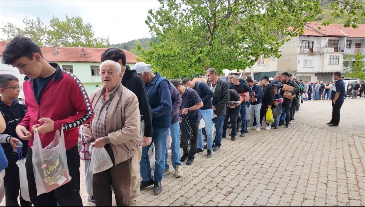 Kaş ilçesinde mahalleli bayram geleneğini yaşatıyor
