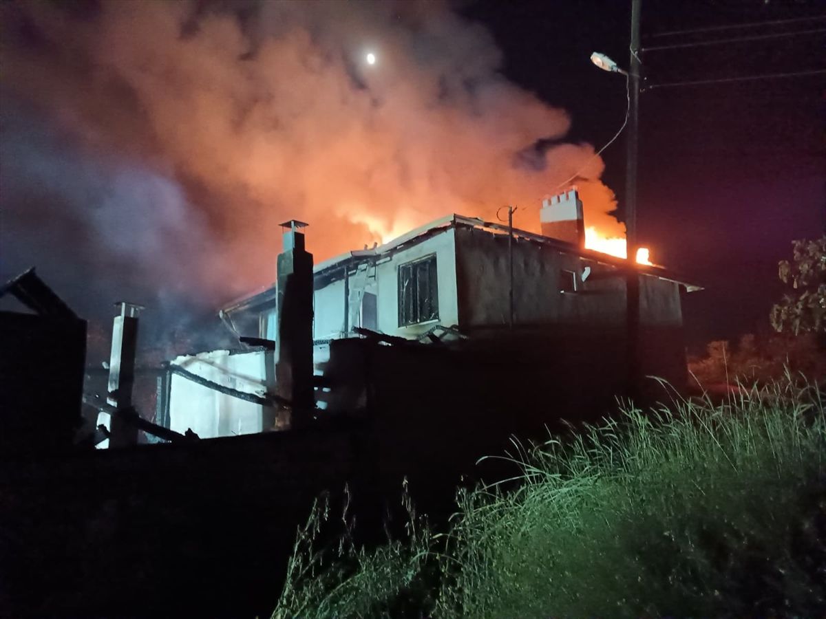 Kastamonu'da çıkan yangında bir ev ve odunlukta hasar oluştu