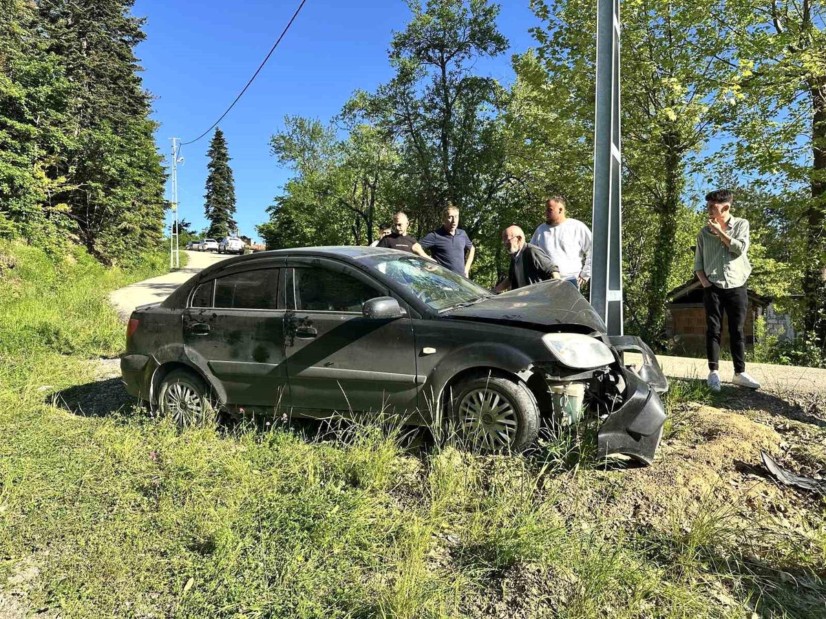 Kastamonu'da otomobil direğe çarptı: 3 yaralı