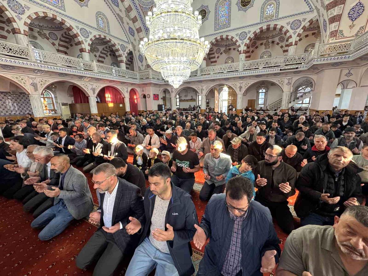 Kulu'da bayram namazında camiler doldu