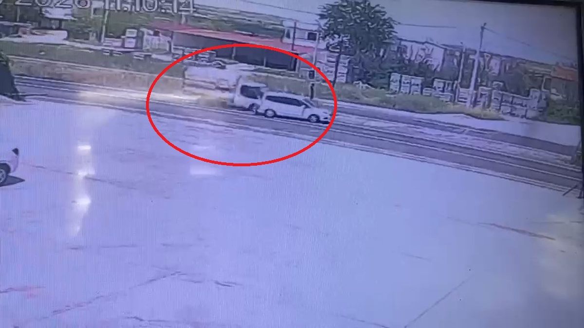 Kurbanlık yüklü kamyonetle hafif ticari aracın çarpıştığı kaza kamerada: 4 yaralı
