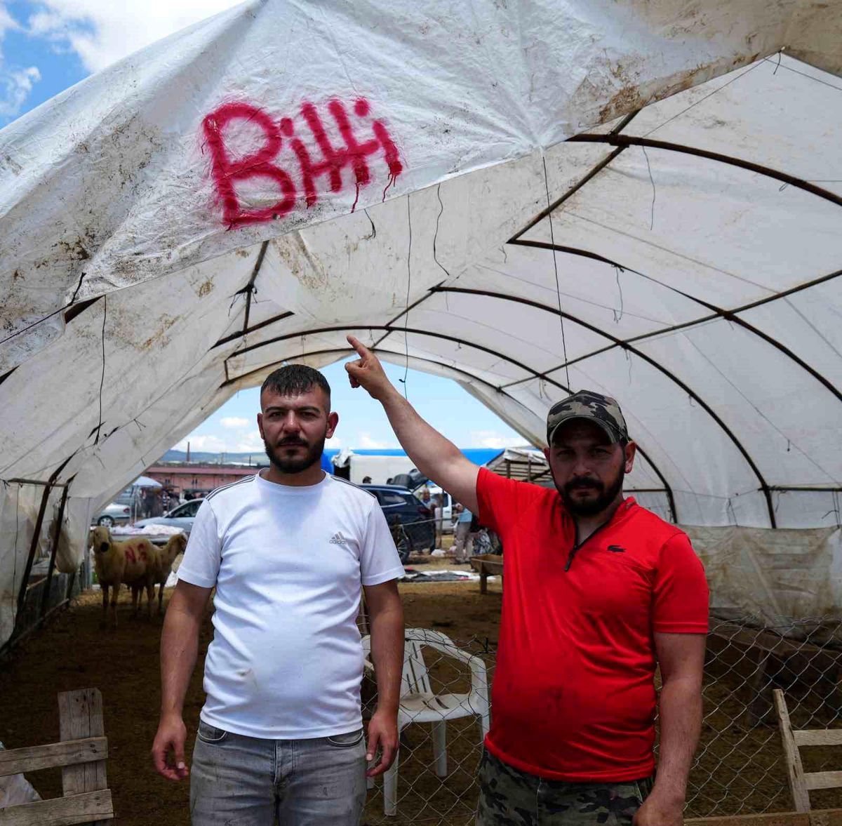 Kurbanlıklar alıcı buldu, yetiştirici bayrama mutlu girdi: 'Dedikleri fiyata verdik, milleti kurbansız göndermedik'