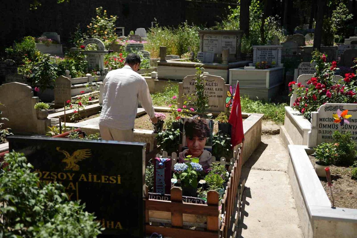 Mattia Ahmet Minguzzi'nin ailesi, bayramın ilk günü çocuklarının mezarını ziyaret etti