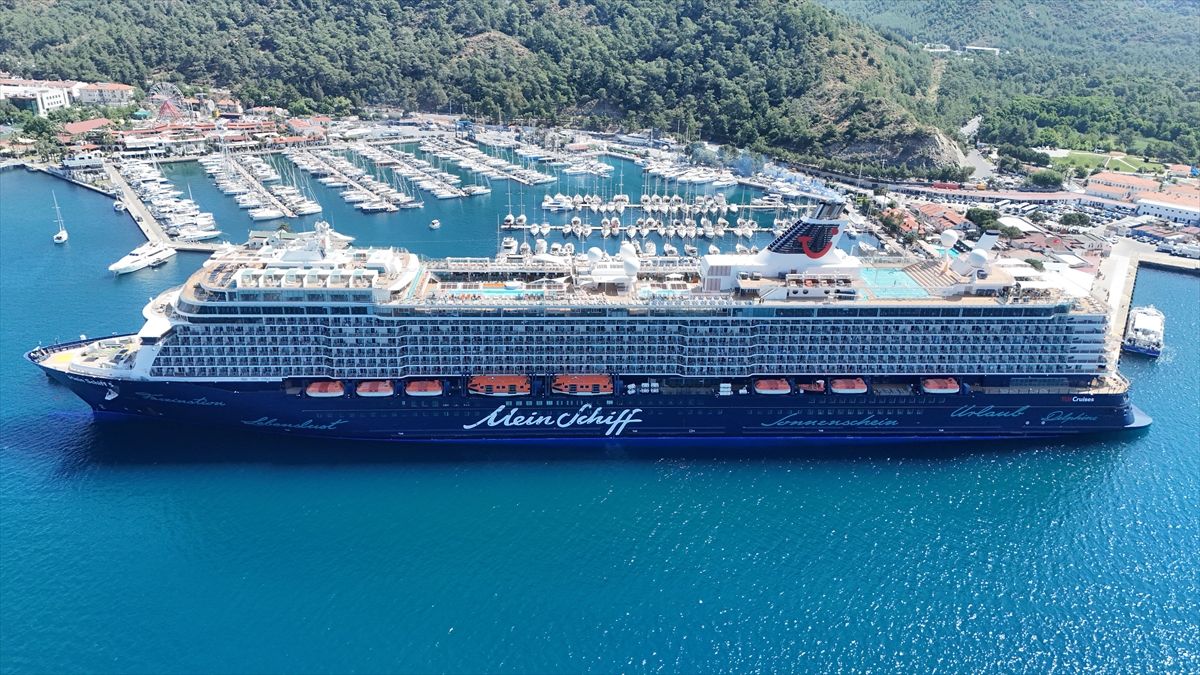 'Mein Schiff 5' kruvaziyeriyle Marmaris'e 2 bin 670 turist geldi