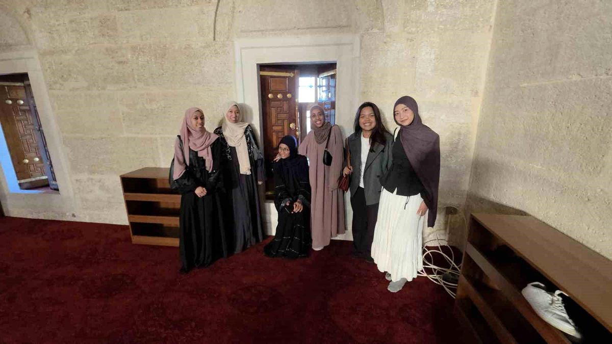 Memleketlerinden kilometrelerce uzakta Selimiye Camii'nde bayramlaşma coşkusu