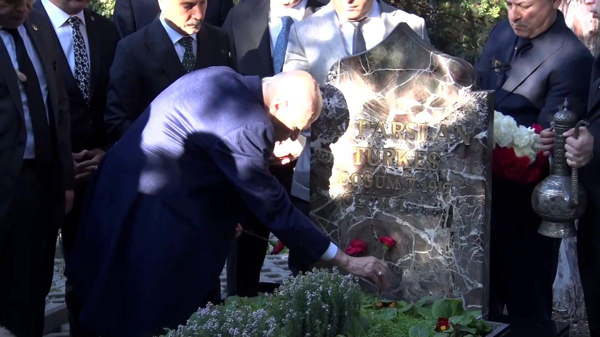 MHP lideri Bahçeli, Merhum Türkeş'in kabrini ziyaret etti
