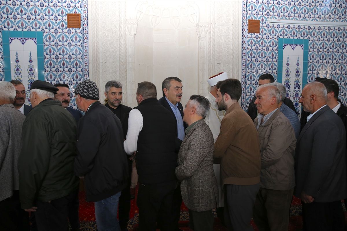 Milli Eğitim Bakanı Tekin, bayram namazını memleketi Erzurum'da kıldı Açıklaması