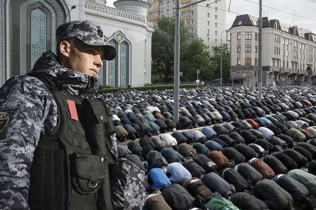 Rusya'da bayram namazında Müslümanlar camilere sığmadı