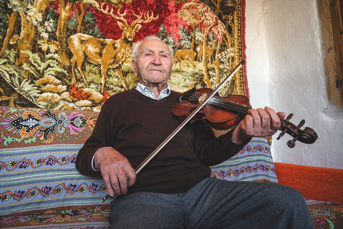 Ömrünü adadığı kemanını 73 yıldır elinden düşürmüyor