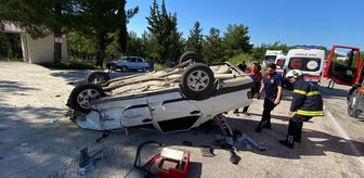 Osmaniye'de park halindeki kamyonete çarpan otomobildeki 3 kişi yaralandı
